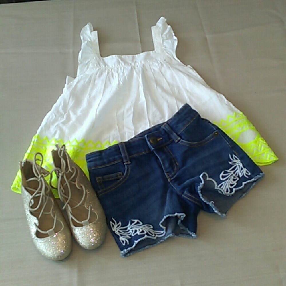 Toddler Girls bundle outfit top and denim shorts.